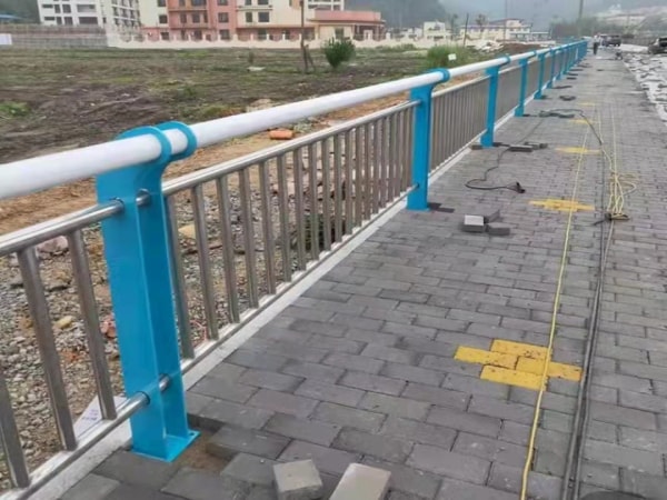 不銹鋼復(fù)合管護(hù)欄